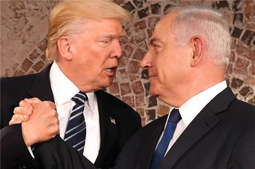 Der israelische Ministerpräsident Benjamin Netanjahu (r) und US-Präsident Donald Trump geben sich die Hand. Foto: Matty Stern