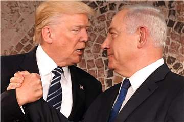 Der israelische Ministerpräsident Benjamin Netanjahu (r) und US-Präsident Donald Trump geben sich die Hand. Foto: Matty Stern