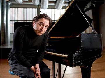 Der Istanbuler Komponist und Pianist Fazil Say in Essen.