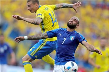 Der Italiener Simone Zaza (r) im Zweikampf mit dem Schweden Victor Lindelof bei der EM 2016. Foto: Armando Babani
