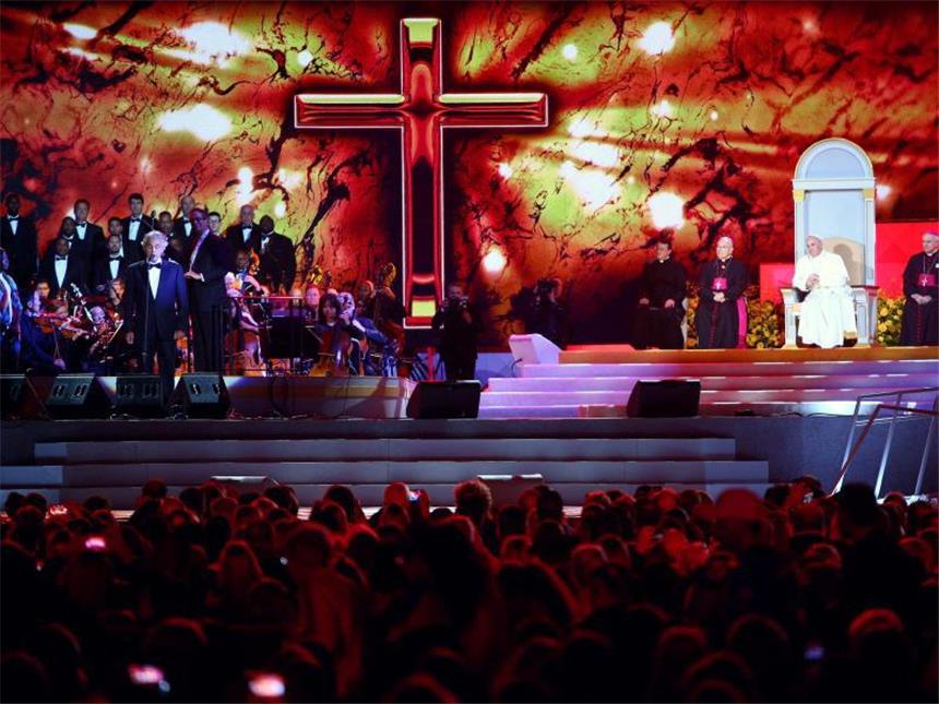 Papst verlässt USA - «Tage der Gnade» Der italienische Tenor Andrea Bocelli singt zu Ehren des Papstes in den USA. Foto: Eric Thayer/Pool