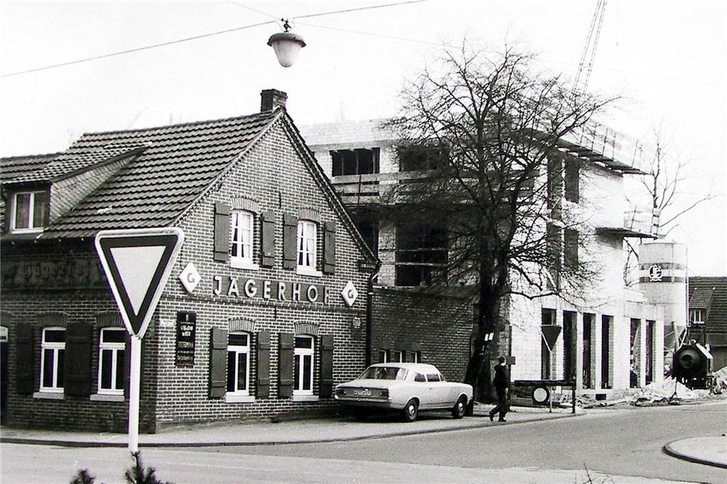 Investor reißt Jägerhof ab - Es entstehen Wohnungen und eine Bäckerei Der Jägerhof, Gebäude von 1802, in den 1970er-Jahren, als der Hotelanbau entstand.