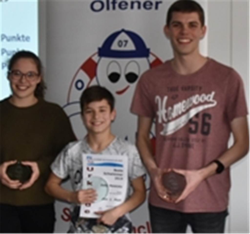 Olfener Schwimmclub ehrt die 25 besten Schwimmer des Jahres 2019 - große Überraschung Der Jahresbeste 2019 Eddy Maletzky wird eingerahmt durch den zweitplatzierten Lukas Ickerodt (r.) und der Dritten Sarah Ickerodt (l.).