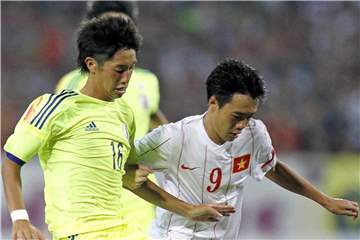 Der Japaner Okugawa Masaya (l) in Aktion bei einem Kampf um den Ball. Foto: Minh Hoang/EPA