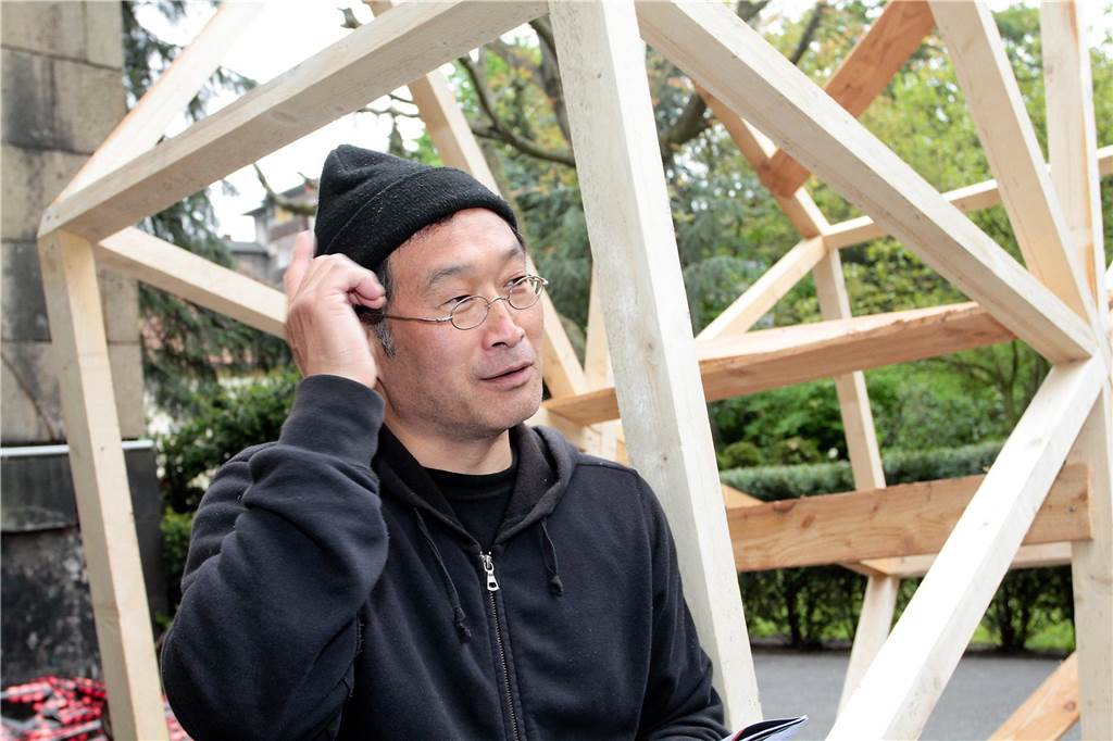 Der japanische Künstler Tadashi Kawamata im Jahr 2010 beim Aufbau seiner Kunst in Recklinghausen.