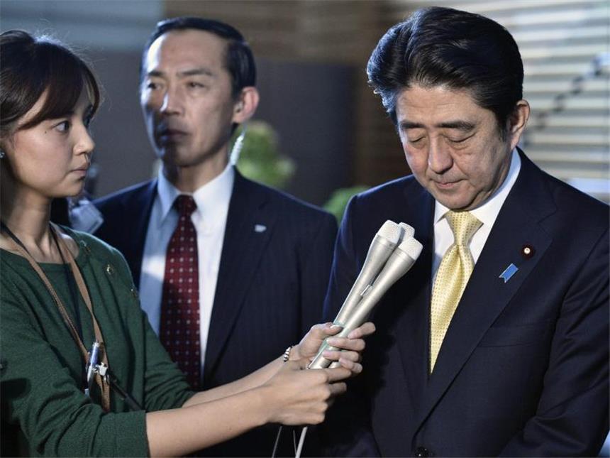 Skandale erschüttern Japans Regierung: Rücktritte Der japanische Ministerpräsident Shinzo Abe spricht zu Reportern, nachdem zwei Ministerinnen aus seinem Kabinett zurückgetreten sind. Foto: Franck Robichon