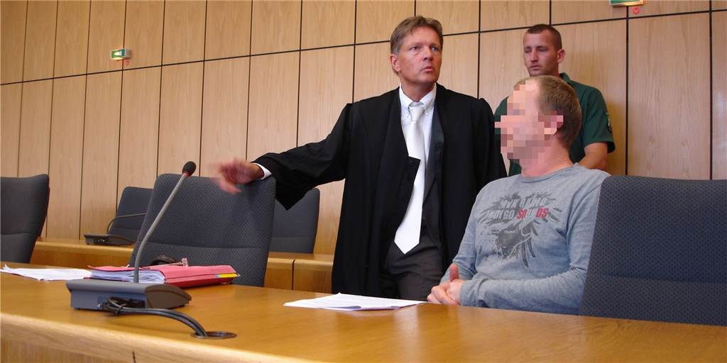 Drogen und Revolver versteckt: „Kandaouroff-Täter“ erneut verurteilt Der jetzt erneut verurteilte Kandaouroff-Täter aus Haltern beim Prozessauftakt im Jahr 2011 am Bochumer Schwurgericht. Links: Verteidiger Hans Reinhardt.