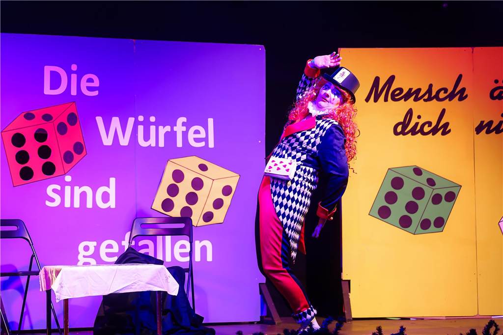 Kirchhellener Theaterfrauen begeistern mit tollem Karnevalsprogramm Kostümierter Clown auf der Bühne