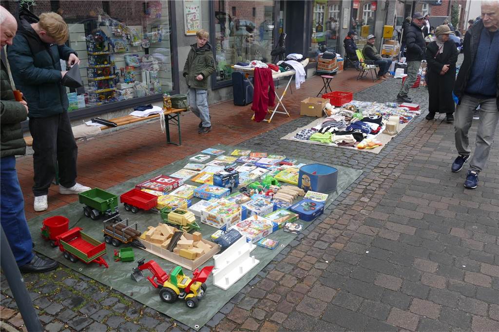 Der Josefsmarkt in Südlohn ist am Sonntag wieder sehr gut besucht gewesen. Die Gäste hatten beim Schlendern an den zahlreichen Ständen viel Gelegenheit, nach einem Schnäppchen Ausschau zu halten.