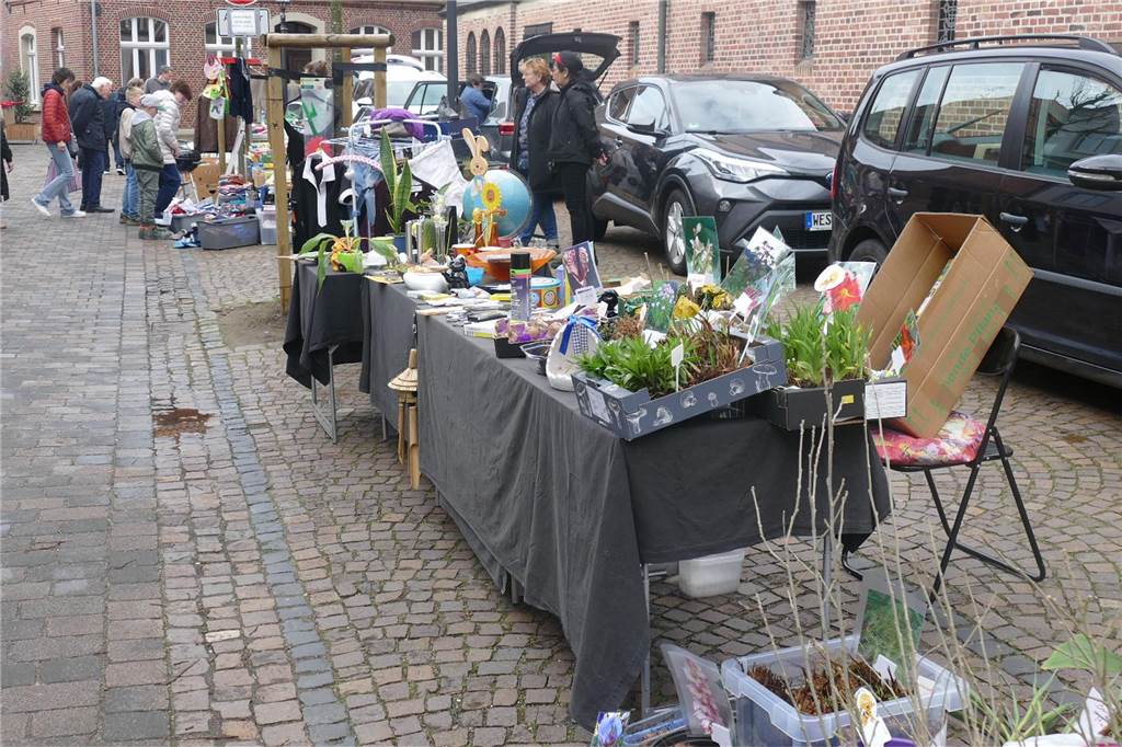 Der Josefsmarkt in Südlohn ist am Sonntag wieder sehr gut besucht gewesen. Die Gäste hatten beim Schlendern an den zahlreichen Ständen viel Gelegenheit, nach einem Schnäppchen Ausschau zu halten.
