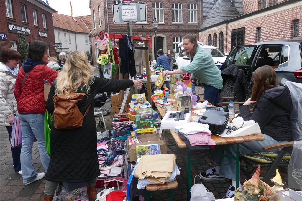 Der Josefsmarkt in Südlohn ist am Sonntag wieder sehr gut besucht gewesen. Die Gäste hatten beim Schlendern an den zahlreichen Ständen viel Gelegenheit, nach einem Schnäppchen Ausschau zu halten.