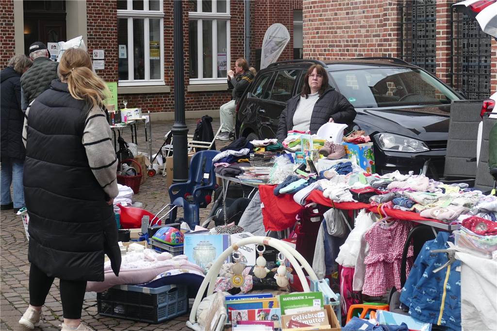 Der Josefsmarkt in Südlohn ist am Sonntag wieder sehr gut besucht gewesen. Die Gäste hatten beim Schlendern an den zahlreichen Ständen viel Gelegenheit, nach einem Schnäppchen Ausschau zu halten.