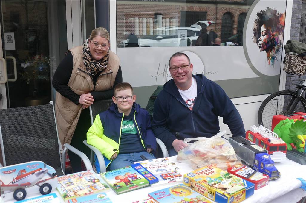 Der Josefsmarkt in Südlohn ist am Sonntag wieder sehr gut besucht gewesen. Die Gäste hatten beim Schlendern an den zahlreichen Ständen viel Gelegenheit, nach einem Schnäppchen Ausschau zu halten.