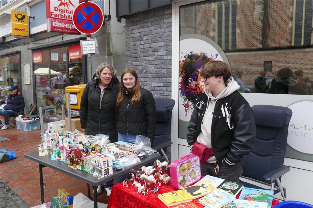 Der Josefsmarkt in Südlohn ist am Sonntag wieder sehr gut besucht gewesen. Die Gäste hatten beim Schlendern an den zahlreichen Ständen viel Gelegenheit, nach einem Schnäppchen Ausschau zu halten.