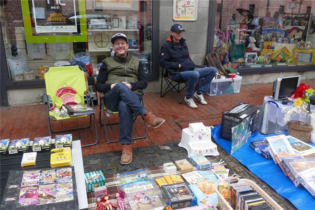 Der Josefsmarkt in Südlohn ist am Sonntag wieder sehr gut besucht gewesen. Die Gäste hatten beim Schlendern an den zahlreichen Ständen viel Gelegenheit, nach einem Schnäppchen Ausschau zu halten.