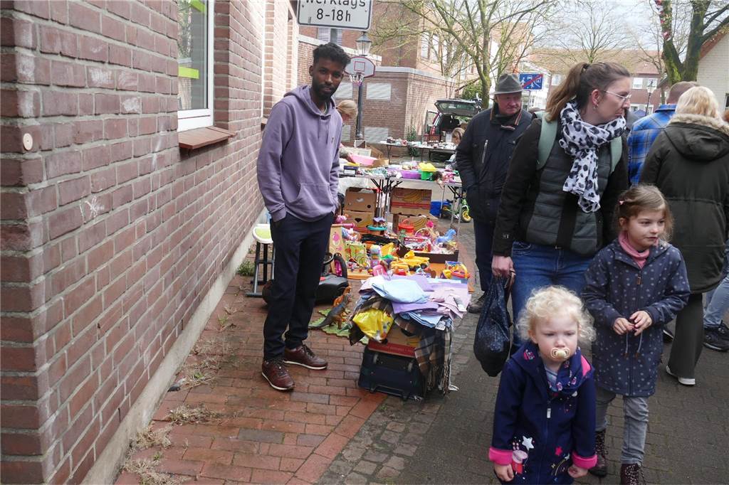 Der Josefsmarkt in Südlohn ist am Sonntag wieder sehr gut besucht gewesen. Die Gäste hatten beim Schlendern an den zahlreichen Ständen viel Gelegenheit, nach einem Schnäppchen Ausschau zu halten.