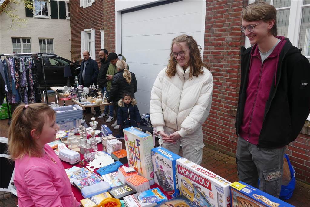 Der Josefsmarkt in Südlohn ist am Sonntag wieder sehr gut besucht gewesen. Die Gäste hatten beim Schlendern an den zahlreichen Ständen viel Gelegenheit, nach einem Schnäppchen Ausschau zu halten.
