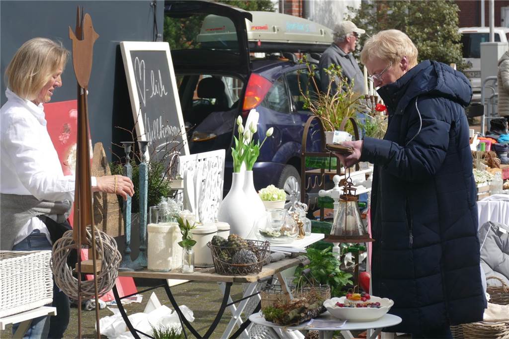 Der Josefsmarkt in Südlohn ist am Sonntag wieder sehr gut besucht gewesen. Die Gäste hatten beim Schlendern an den zahlreichen Ständen viel Gelegenheit, nach einem Schnäppchen Ausschau zu halten.