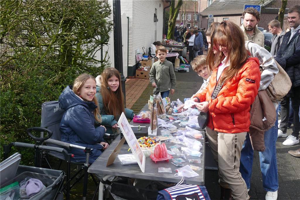 Der Josefsmarkt in Südlohn ist am Sonntag wieder sehr gut besucht gewesen. Die Gäste hatten beim Schlendern an den zahlreichen Ständen viel Gelegenheit, nach einem Schnäppchen Ausschau zu halten.