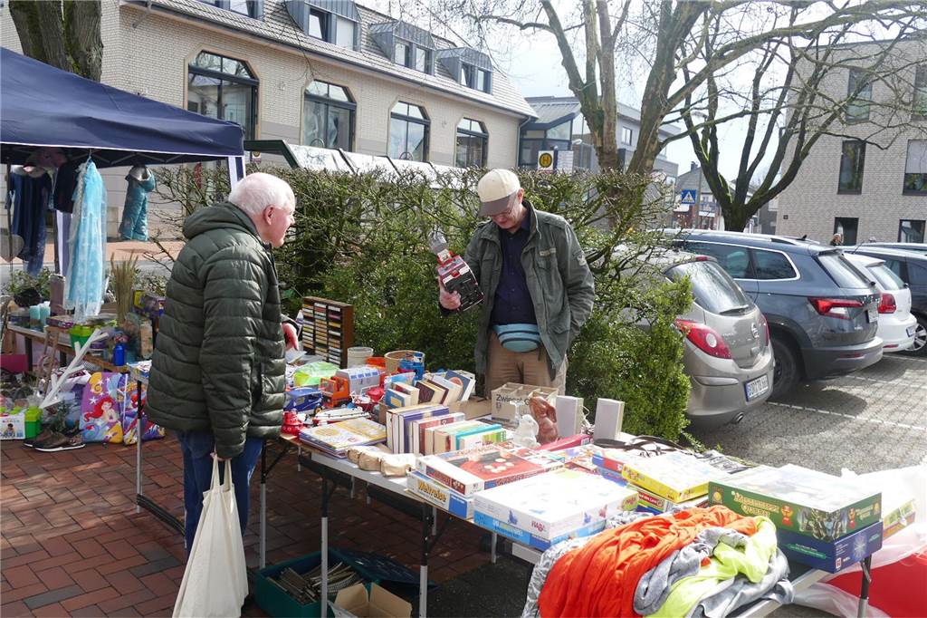 Der Josefsmarkt in Südlohn ist am Sonntag wieder sehr gut besucht gewesen. Die Gäste hatten beim Schlendern an den zahlreichen Ständen viel Gelegenheit, nach einem Schnäppchen Ausschau zu halten.