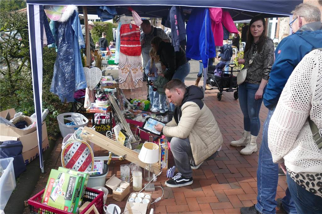 Der Josefsmarkt in Südlohn ist am Sonntag wieder sehr gut besucht gewesen. Die Gäste hatten beim Schlendern an den zahlreichen Ständen viel Gelegenheit, nach einem Schnäppchen Ausschau zu halten.