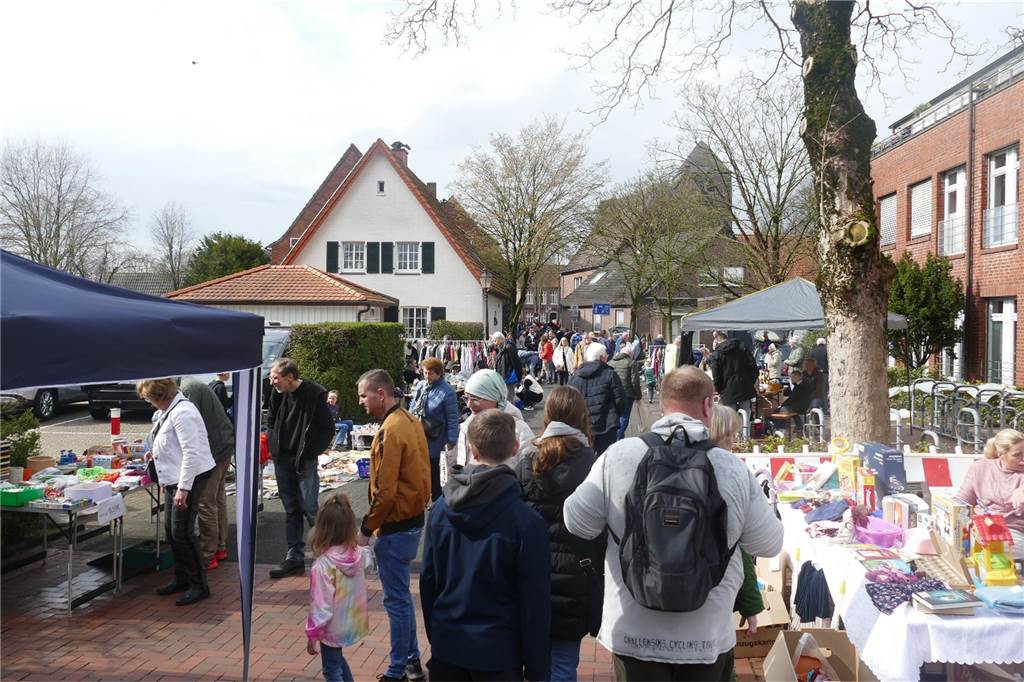 Der Josefsmarkt in Südlohn ist am Sonntag wieder sehr gut besucht gewesen. Die Gäste hatten beim Schlendern an den zahlreichen Ständen viel Gelegenheit, nach einem Schnäppchen Ausschau zu halten.