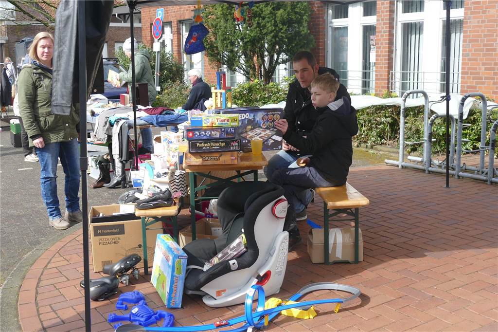 Der Josefsmarkt in Südlohn ist am Sonntag wieder sehr gut besucht gewesen. Die Gäste hatten beim Schlendern an den zahlreichen Ständen viel Gelegenheit, nach einem Schnäppchen Ausschau zu halten.