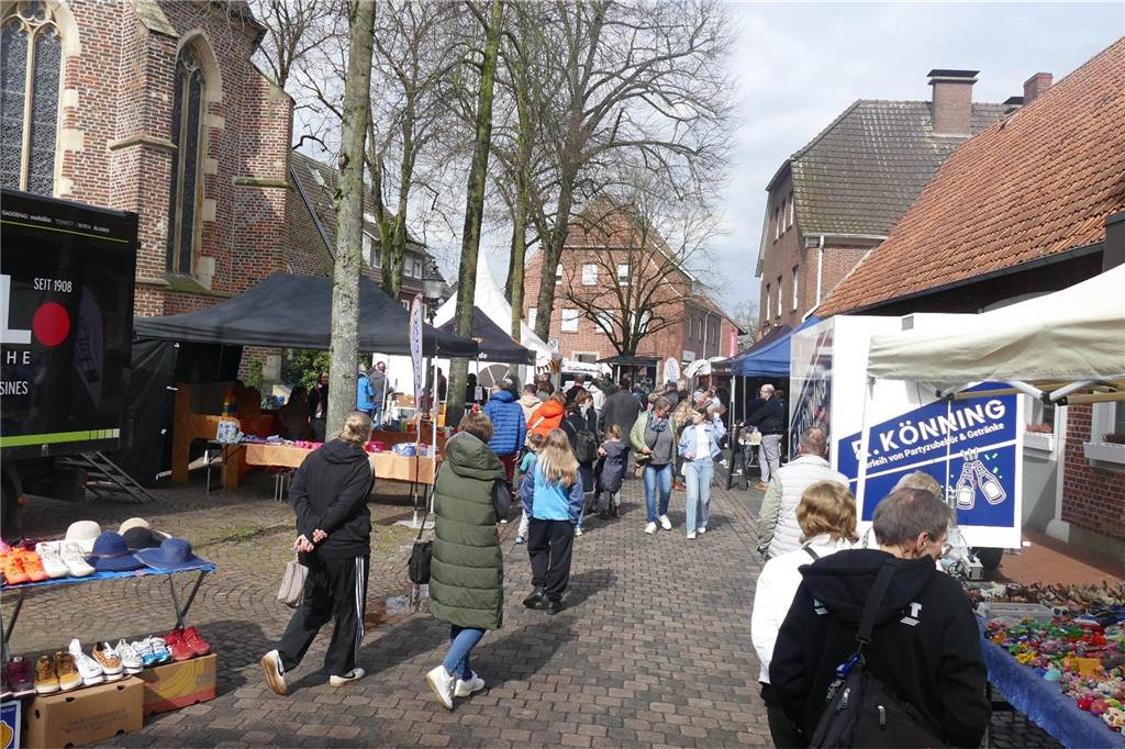 Der Josefsmarkt in Südlohn ist am Sonntag wieder sehr gut besucht gewesen. Die Gäste hatten beim Schlendern an den zahlreichen Ständen viel Gelegenheit, nach einem Schnäppchen Ausschau zu halten.