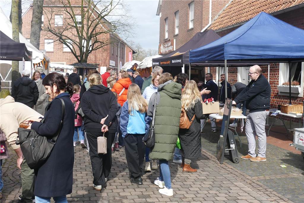 Der Josefsmarkt in Südlohn ist am Sonntag wieder sehr gut besucht gewesen. Die Gäste hatten beim Schlendern an den zahlreichen Ständen viel Gelegenheit, nach einem Schnäppchen Ausschau zu halten.