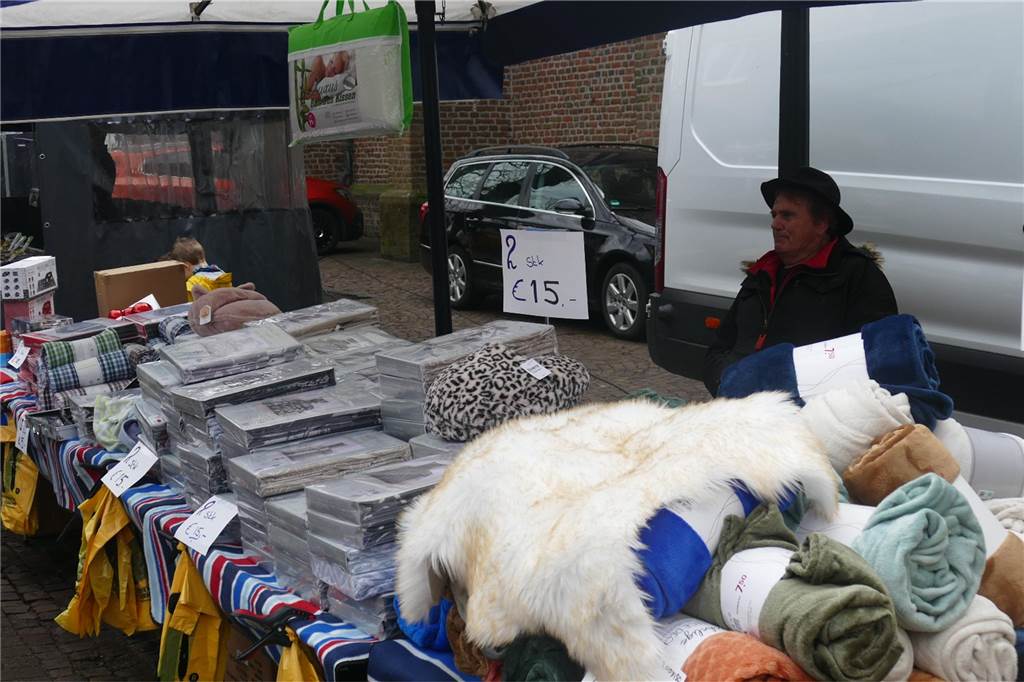 Der Josefsmarkt in Südlohn ist am Sonntag wieder sehr gut besucht gewesen. Die Gäste hatten beim Schlendern an den zahlreichen Ständen viel Gelegenheit, nach einem Schnäppchen Ausschau zu halten.