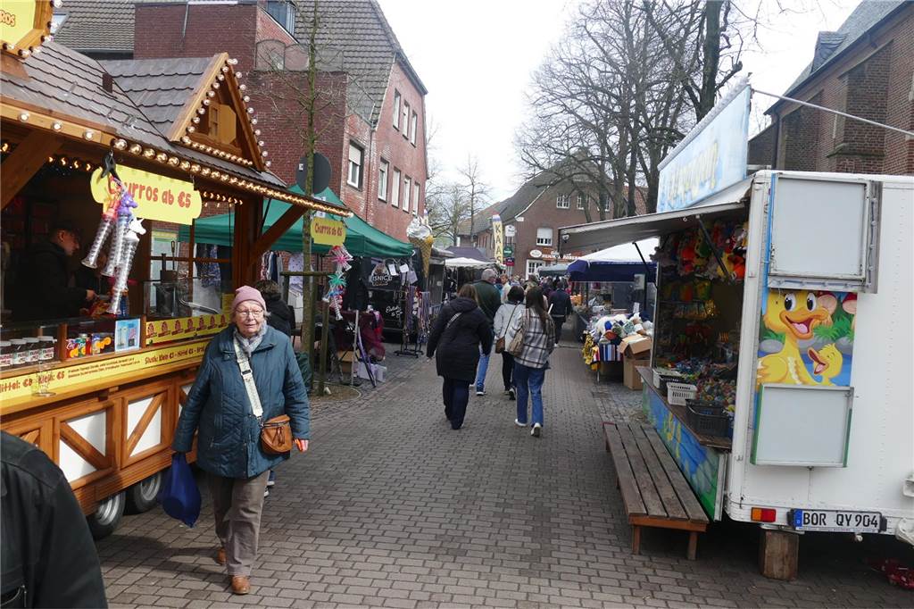 Der Josefsmarkt in Südlohn ist am Sonntag wieder sehr gut besucht gewesen. Die Gäste hatten beim Schlendern an den zahlreichen Ständen viel Gelegenheit, nach einem Schnäppchen Ausschau zu halten.