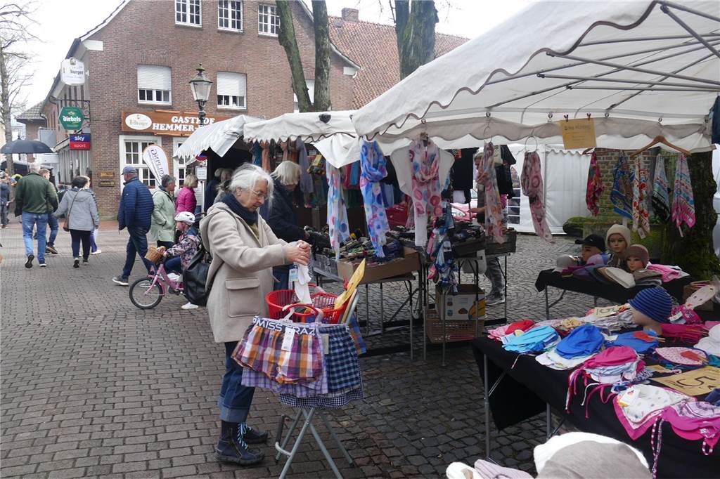 Der Josefsmarkt in Südlohn ist am Sonntag wieder sehr gut besucht gewesen. Die Gäste hatten beim Schlendern an den zahlreichen Ständen viel Gelegenheit, nach einem Schnäppchen Ausschau zu halten.