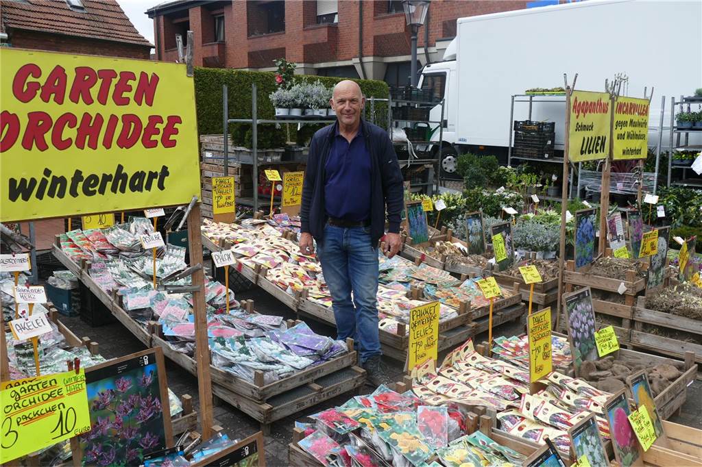 Der Josefsmarkt in Südlohn ist am Sonntag wieder sehr gut besucht gewesen. Die Gäste hatten beim Schlendern an den zahlreichen Ständen viel Gelegenheit, nach einem Schnäppchen Ausschau zu halten.
