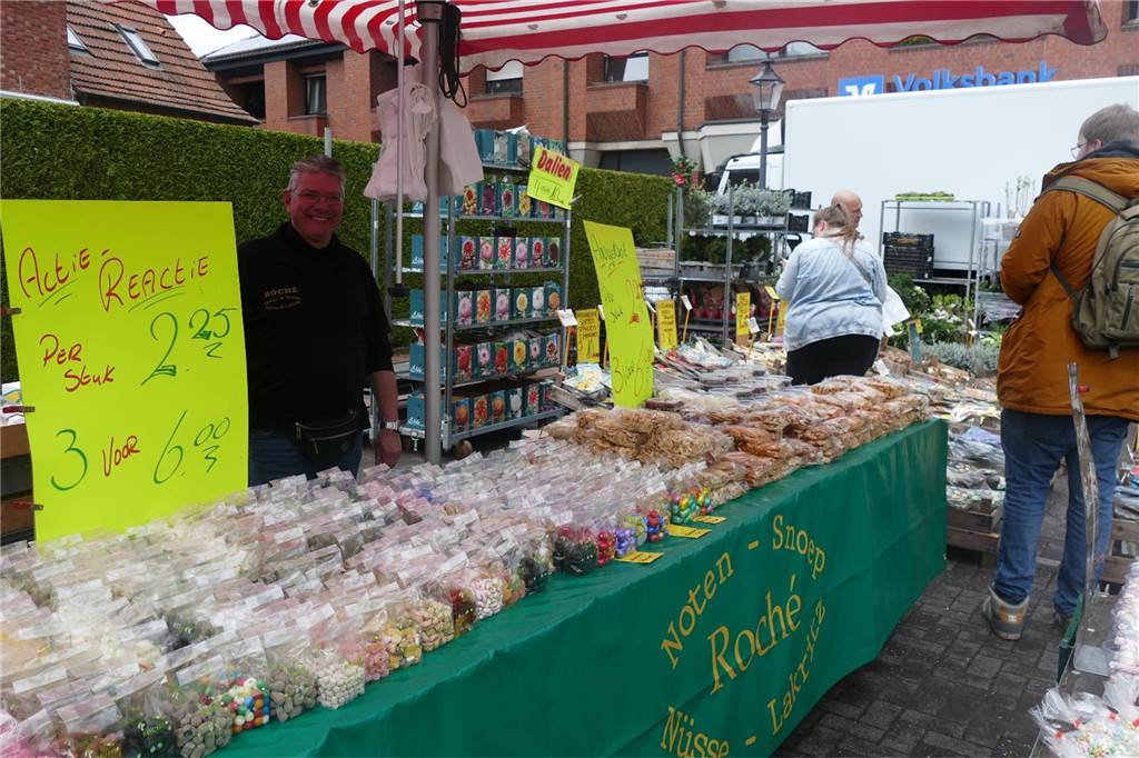 Der Josefsmarkt in Südlohn ist am Sonntag wieder sehr gut besucht gewesen. Die Gäste hatten beim Schlendern an den zahlreichen Ständen viel Gelegenheit, nach einem Schnäppchen Ausschau zu halten.