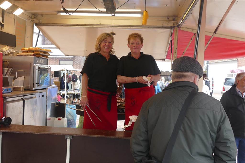 Der Josefsmarkt in Südlohn ist am Sonntag wieder sehr gut besucht gewesen. Die Gäste hatten beim Schlendern an den zahlreichen Ständen viel Gelegenheit, nach einem Schnäppchen Ausschau zu halten.