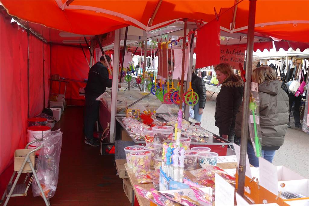 Der Josefsmarkt in Südlohn ist am Sonntag wieder sehr gut besucht gewesen. Die Gäste hatten beim Schlendern an den zahlreichen Ständen viel Gelegenheit, nach einem Schnäppchen Ausschau zu halten.