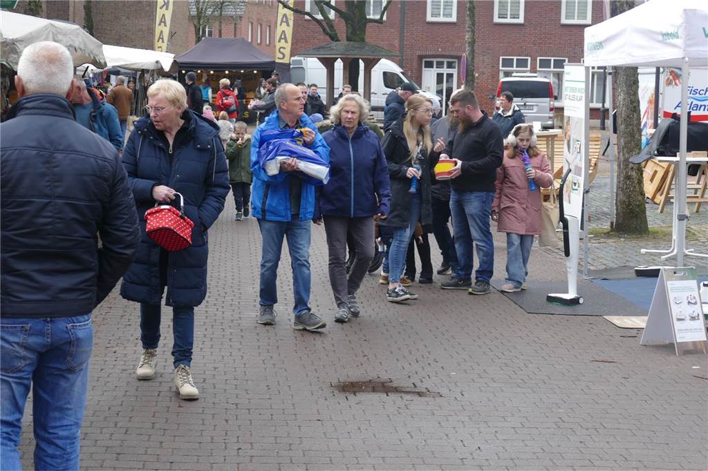 Der Josefsmarkt in Südlohn ist am Sonntag wieder sehr gut besucht gewesen. Die Gäste hatten beim Schlendern an den zahlreichen Ständen viel Gelegenheit, nach einem Schnäppchen Ausschau zu halten.
