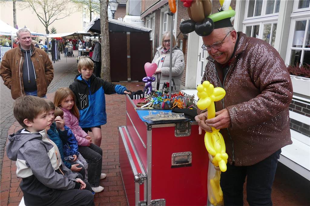 Der Josefsmarkt in Südlohn ist am Sonntag wieder sehr gut besucht gewesen. Die Gäste hatten beim Schlendern an den zahlreichen Ständen viel Gelegenheit, nach einem Schnäppchen Ausschau zu halten.