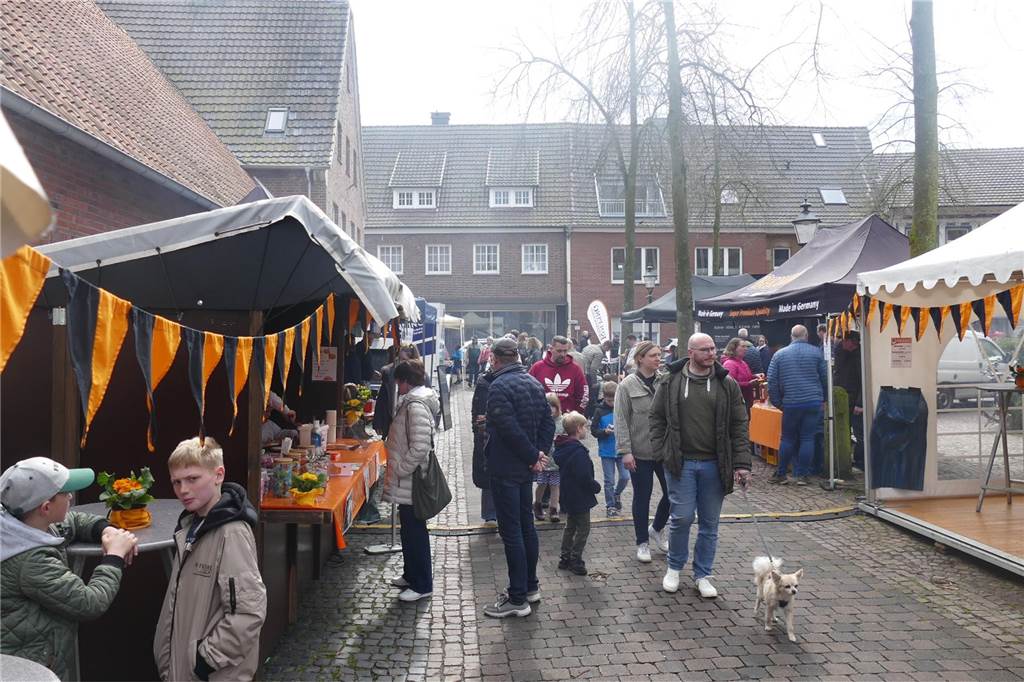 Der Josefsmarkt in Südlohn ist am Sonntag wieder sehr gut besucht gewesen. Die Gäste hatten beim Schlendern an den zahlreichen Ständen viel Gelegenheit, nach einem Schnäppchen Ausschau zu halten.