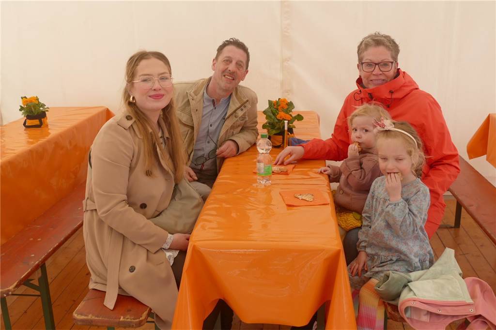 Der Josefsmarkt in Südlohn ist am Sonntag wieder sehr gut besucht gewesen. Die Gäste hatten beim Schlendern an den zahlreichen Ständen viel Gelegenheit, nach einem Schnäppchen Ausschau zu halten.