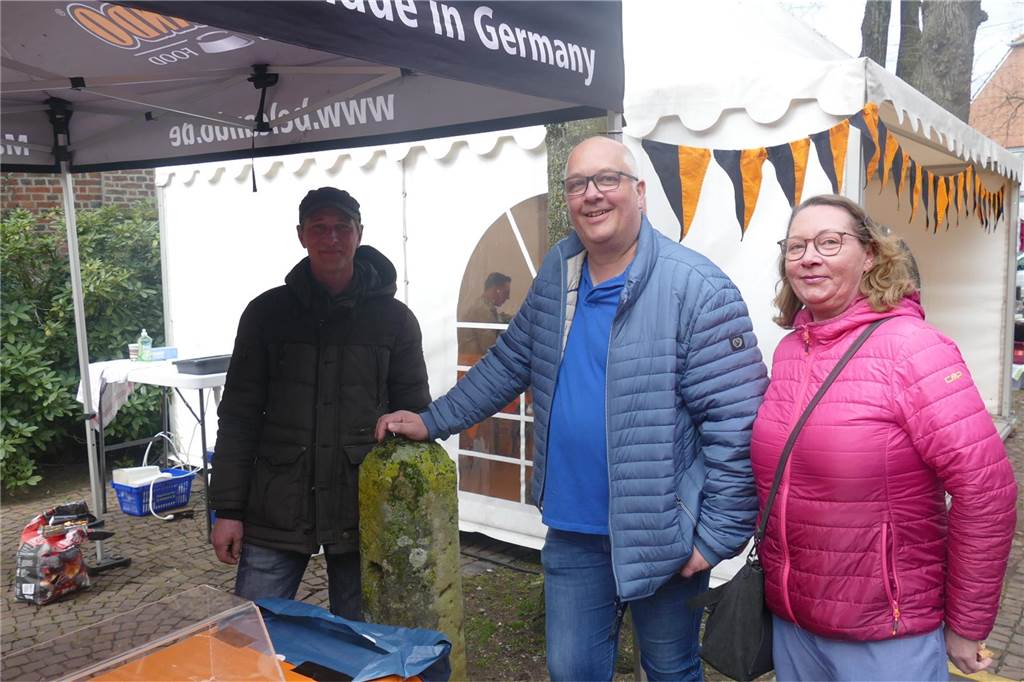 Der Josefsmarkt in Südlohn ist am Sonntag wieder sehr gut besucht gewesen. Die Gäste hatten beim Schlendern an den zahlreichen Ständen viel Gelegenheit, nach einem Schnäppchen Ausschau zu halten.
