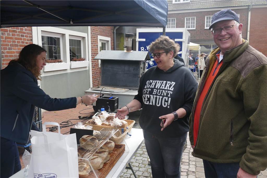 Der Josefsmarkt in Südlohn ist am Sonntag wieder sehr gut besucht gewesen. Die Gäste hatten beim Schlendern an den zahlreichen Ständen viel Gelegenheit, nach einem Schnäppchen Ausschau zu halten.