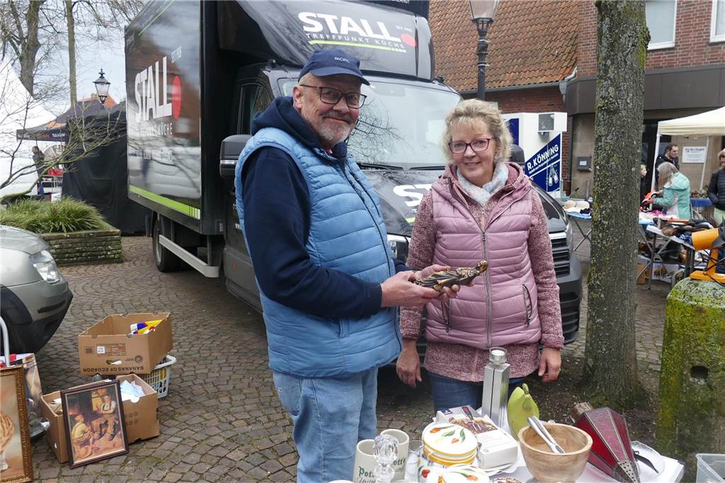 Der Josefsmarkt in Südlohn ist am Sonntag wieder sehr gut besucht gewesen. Die Gäste hatten beim Schlendern an den zahlreichen Ständen viel Gelegenheit, nach einem Schnäppchen Ausschau zu halten.