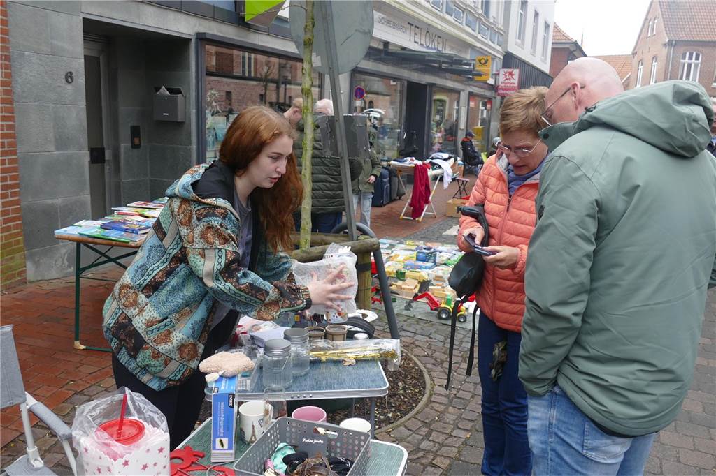 Der Josefsmarkt in Südlohn ist am Sonntag wieder sehr gut besucht gewesen. Die Gäste hatten beim Schlendern an den zahlreichen Ständen viel Gelegenheit, nach einem Schnäppchen Ausschau zu halten.