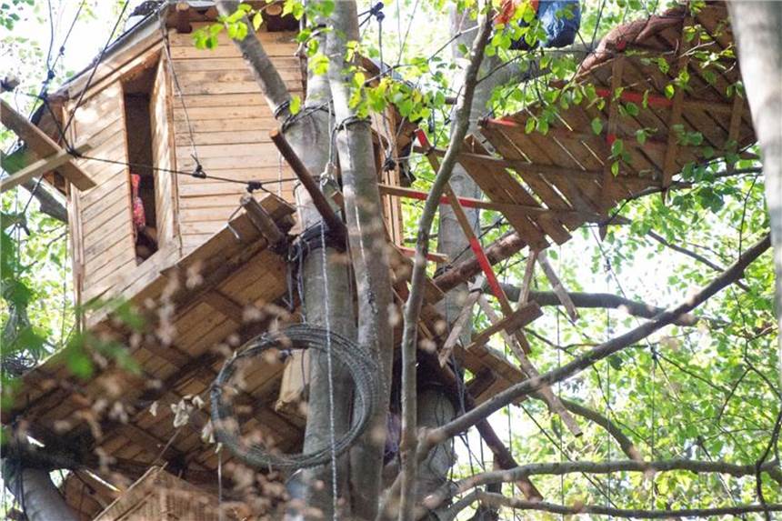 Gegenseitige Vorwürfe nach Unfalltod im Hambacher Forst Der Journalist war durch eine provisorische Hängebrücke gebrochen. Foto: Christophe Gateau