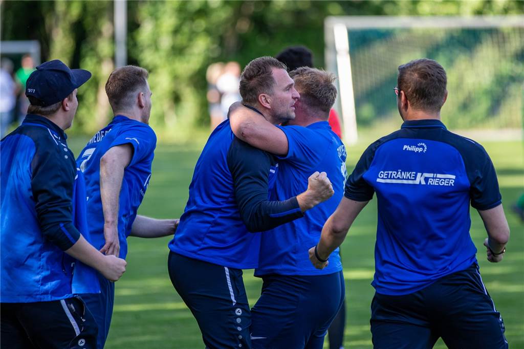 PSV Bork vergibt Matchball im Aufstiegskampf – TuS Niederaden springt auf Rang zwei Der Jubel bei Amel Mesic (M.) und dem TuS Niederaden war nach dem Sieg gegen den PSV Bork groß.