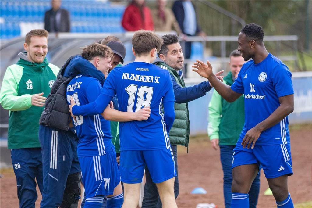 Holzwickeder SC besiegt SV Hohenlimburg klar mit 4:0 Der Jubel beim HSC war nach dem Sieg gegen den SV Hohenlimburg groß.