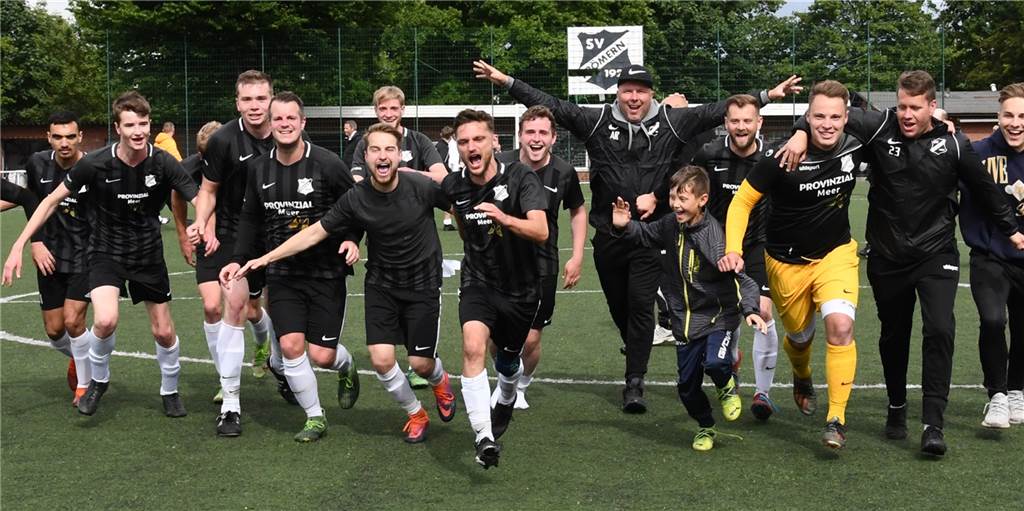 Kreisliga-Abstiegskampf: SV Frömern feiert - GS Cappenberg gefrustet Der Jubel ist groß: Trainer Adrian Ruzok (Mitte) und der SV Frömern feiern nach dem 4:0 gegen Cappenberg den Klassenerhalt.