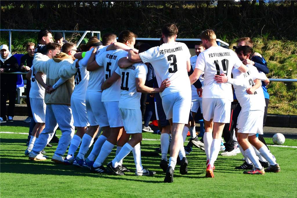 Der Jubel war groß bei der Frohlinder Reserve: Der FCF III gewann das Topspiel gegen den VfR Rauxel.