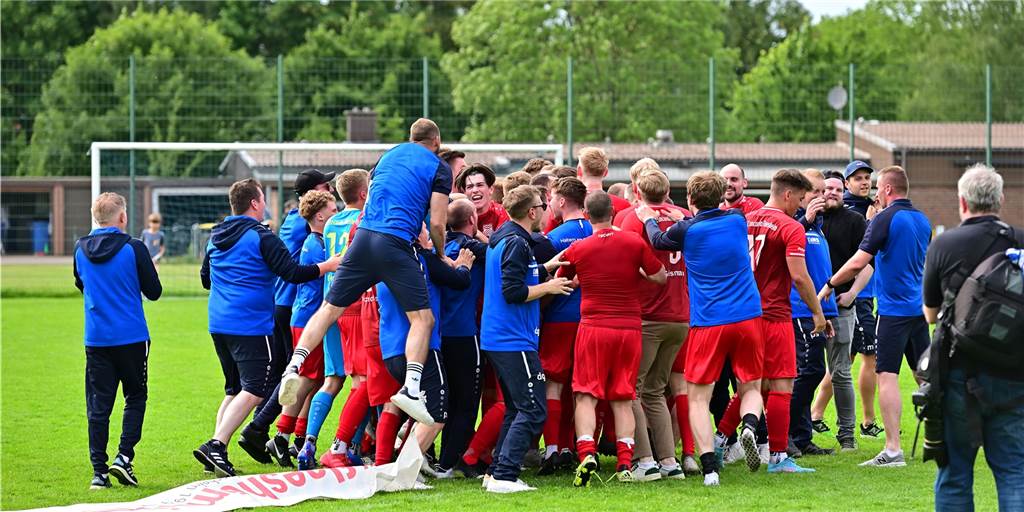 Der Jubel war riesig, als es mit dem Abpfiff offiziell war: Dank eines 4:2-Sieges gegen den SV Hochlar steigt Concordia Flaesheim in die Bezirksliga auf.
